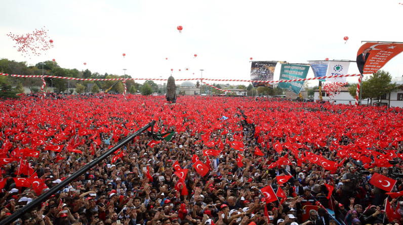 استطاع أردوغان أن يظهر أمس الأحد قوته الشعبية قبل الانتخابات.. لقد كان الحشد الجماهيري في إسطنبول عبارة عن موجة تسونامي من الأعلام التركية.